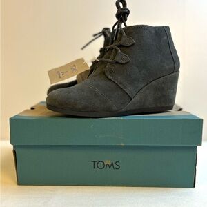 Wedge NWT Toms Women’s Hyde Gray Suede Wedge Heel Booties Shoes / size 6.5 Wide